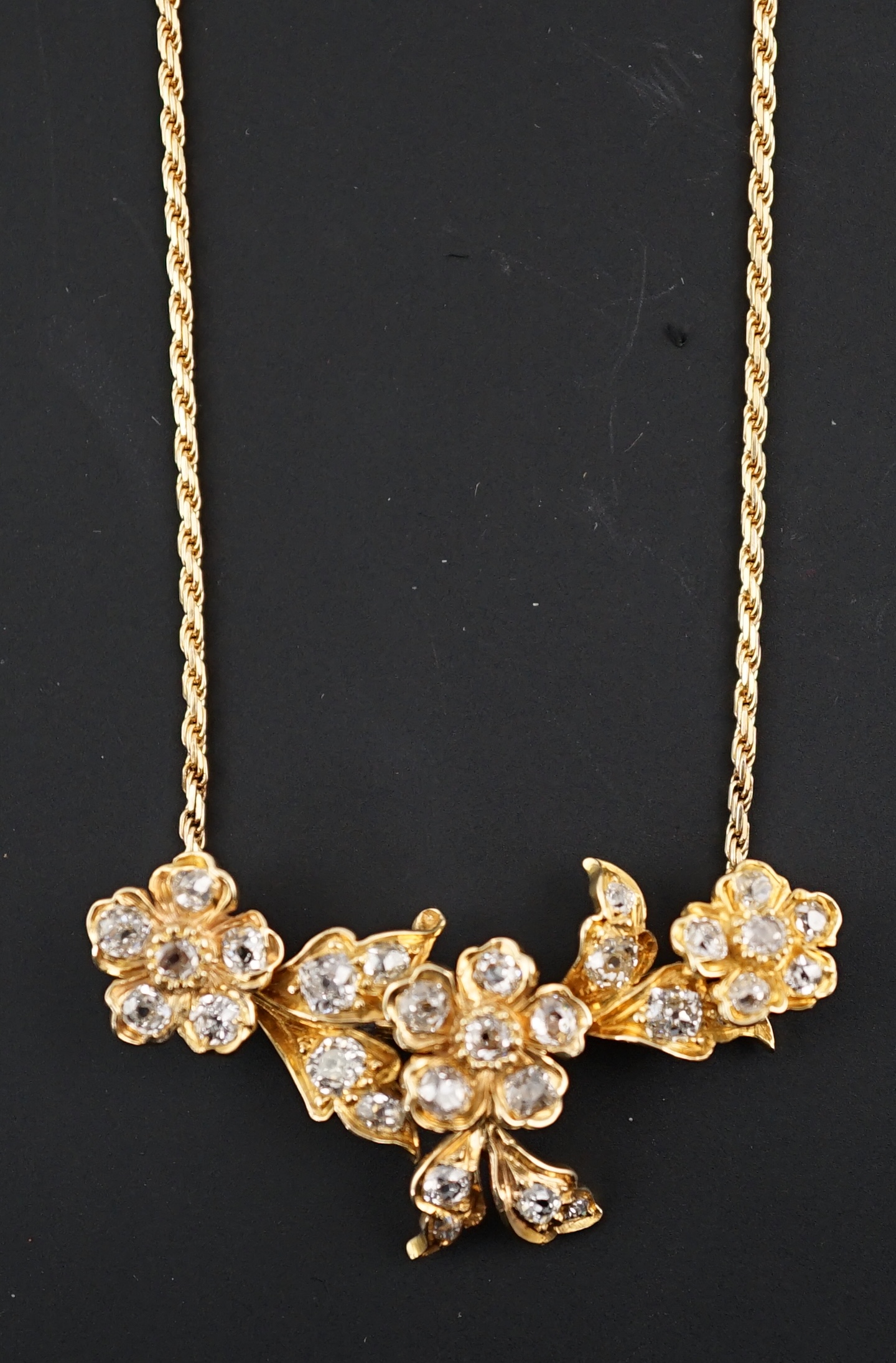 An 18ct gold and diamond cluster set pendant necklace
